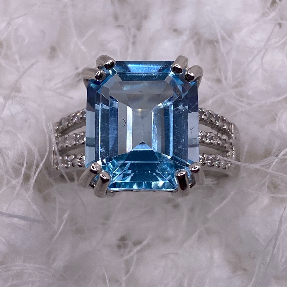 Blue Topaz  (7.310 TCW) & Diamonds
